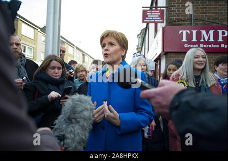 Kirkintilloch, UK. 9. November 2019. Im Bild: Nicola Sturgeon MSP - Erster Minister von Schottland und Leiter der Scottish National Party (SNP). Nicola Sturgeon verbindet lokale SNP Kandidat für East Dunbartonshire, Amy Callaghan, und junge Aktivisten auf die Campaign Trail, im Sitz derzeit durch den Führer der Liberaldemokraten statt. Nicola Sturgeon sagte: "Es ist nicht nur Brexit, die Chancen für junge Menschen, aber die Politik der Tories sind buchstäblich kurz zu ändern - und in dieser Wahl Leute abstimmen können, um das zu ändern. Stockfoto