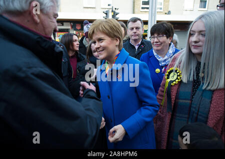 Kirkintilloch, UK. 9. November 2019. Im Bild: Nicola Sturgeon MSP - Erster Minister von Schottland und Leiter der Scottish National Party (SNP). Nicola Sturgeon verbindet lokale SNP Kandidat für East Dunbartonshire, Amy Callaghan, und junge Aktivisten auf die Campaign Trail, im Sitz derzeit durch den Führer der Liberaldemokraten statt. Nicola Sturgeon sagte: "Es ist nicht nur Brexit, die Chancen für junge Menschen, aber die Politik der Tories sind buchstäblich kurz zu ändern - und in dieser Wahl Leute abstimmen können, um das zu ändern. Stockfoto