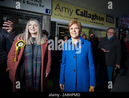 Kirkintilloch, UK. 9. November 2019. Im Bild: Nicola Sturgeon MSP - Erster Minister von Schottland und Leiter der Scottish National Party (SNP). Nicola Sturgeon verbindet lokale SNP Kandidat für East Dunbartonshire, Amy Callaghan, und junge Aktivisten auf die Campaign Trail, im Sitz derzeit durch den Führer der Liberaldemokraten statt. Nicola Sturgeon sagte: "Es ist nicht nur Brexit, die Chancen für junge Menschen, aber die Politik der Tories sind buchstäblich kurz zu ändern - und in dieser Wahl Leute abstimmen können, um das zu ändern. Stockfoto