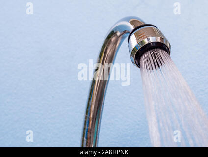 Wasser aus dem Wasserhahn aus rostfreiem Stahl Stockfoto
