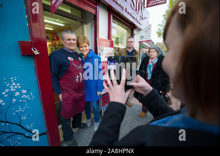 Kirkintilloch, UK. 9. November 2019. Im Bild: Nicola Sturgeon MSP - Erster Minister von Schottland und Leiter der Scottish National Party (SNP). Nicola Sturgeon verbindet lokale SNP Kandidat für East Dunbartonshire, Amy Callaghan, und junge Aktivisten auf die Campaign Trail, im Sitz derzeit durch den Führer der Liberaldemokraten statt. Nicola Sturgeon sagte: "Es ist nicht nur Brexit, die Chancen für junge Menschen, aber die Politik der Tories sind buchstäblich kurz zu ändern - und in dieser Wahl Leute abstimmen können, um das zu ändern. Stockfoto