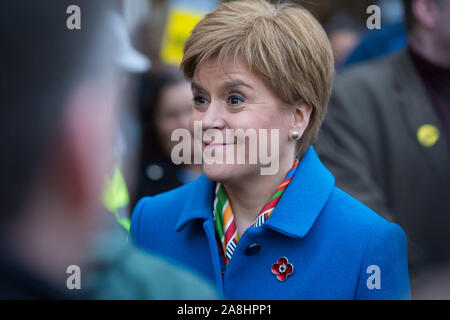 Kirkintilloch, UK. 9. November 2019. Im Bild: Nicola Sturgeon MSP - Erster Minister von Schottland und Leiter der Scottish National Party (SNP). Nicola Sturgeon verbindet lokale SNP Kandidat für East Dunbartonshire, Amy Callaghan, und junge Aktivisten auf die Campaign Trail, im Sitz derzeit durch den Führer der Liberaldemokraten statt. Nicola Sturgeon sagte: "Es ist nicht nur Brexit, die Chancen für junge Menschen, aber die Politik der Tories sind buchstäblich kurz zu ändern - und in dieser Wahl Leute abstimmen können, um das zu ändern. Stockfoto