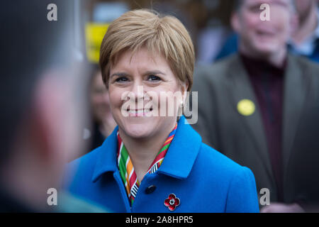 Kirkintilloch, UK. 9. November 2019. Im Bild: Nicola Sturgeon MSP - Erster Minister von Schottland und Leiter der Scottish National Party (SNP). Nicola Sturgeon verbindet lokale SNP Kandidat für East Dunbartonshire, Amy Callaghan, und junge Aktivisten auf die Campaign Trail, im Sitz derzeit durch den Führer der Liberaldemokraten statt. Nicola Sturgeon sagte: "Es ist nicht nur Brexit, die Chancen für junge Menschen, aber die Politik der Tories sind buchstäblich kurz zu ändern - und in dieser Wahl Leute abstimmen können, um das zu ändern. Stockfoto