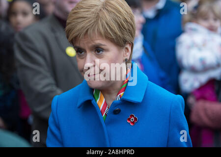 Kirkintilloch, UK. 9. November 2019. Im Bild: Nicola Sturgeon MSP - Erster Minister von Schottland und Leiter der Scottish National Party (SNP). Nicola Sturgeon verbindet lokale SNP Kandidat für East Dunbartonshire, Amy Callaghan, und junge Aktivisten auf die Campaign Trail, im Sitz derzeit durch den Führer der Liberaldemokraten statt. Nicola Sturgeon sagte: "Es ist nicht nur Brexit, die Chancen für junge Menschen, aber die Politik der Tories sind buchstäblich kurz zu ändern - und in dieser Wahl Leute abstimmen können, um das zu ändern. Stockfoto