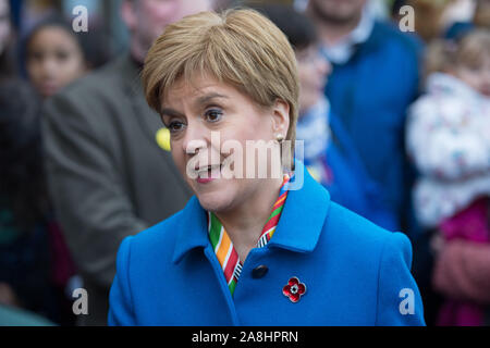 Kirkintilloch, UK. 9. November 2019. Im Bild: Nicola Sturgeon MSP - Erster Minister von Schottland und Leiter der Scottish National Party (SNP). Nicola Sturgeon verbindet lokale SNP Kandidat für East Dunbartonshire, Amy Callaghan, und junge Aktivisten auf die Campaign Trail, im Sitz derzeit durch den Führer der Liberaldemokraten statt. Nicola Sturgeon sagte: "Es ist nicht nur Brexit, die Chancen für junge Menschen, aber die Politik der Tories sind buchstäblich kurz zu ändern - und in dieser Wahl Leute abstimmen können, um das zu ändern. Stockfoto