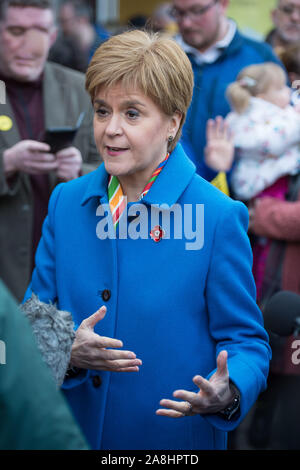 Kirkintilloch, UK. 9. November 2019. Im Bild: Nicola Sturgeon MSP - Erster Minister von Schottland und Leiter der Scottish National Party (SNP). Nicola Sturgeon verbindet lokale SNP Kandidat für East Dunbartonshire, Amy Callaghan, und junge Aktivisten auf die Campaign Trail, im Sitz derzeit durch den Führer der Liberaldemokraten statt. Nicola Sturgeon sagte: "Es ist nicht nur Brexit, die Chancen für junge Menschen, aber die Politik der Tories sind buchstäblich kurz zu ändern - und in dieser Wahl Leute abstimmen können, um das zu ändern. Stockfoto