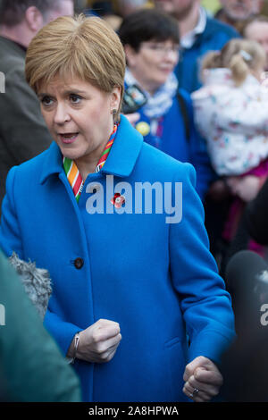 Kirkintilloch, UK. 9. November 2019. Im Bild: Nicola Sturgeon MSP - Erster Minister von Schottland und Leiter der Scottish National Party (SNP). Nicola Sturgeon verbindet lokale SNP Kandidat für East Dunbartonshire, Amy Callaghan, und junge Aktivisten auf die Campaign Trail, im Sitz derzeit durch den Führer der Liberaldemokraten statt. Nicola Sturgeon sagte: "Es ist nicht nur Brexit, die Chancen für junge Menschen, aber die Politik der Tories sind buchstäblich kurz zu ändern - und in dieser Wahl Leute abstimmen können, um das zu ändern. Stockfoto