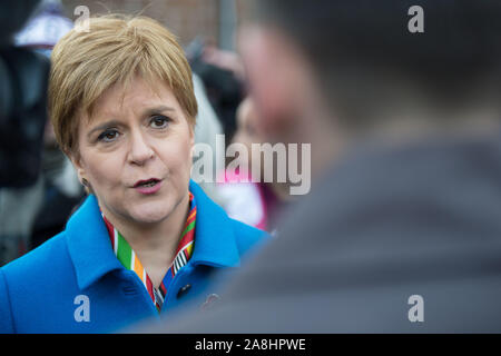 Kirkintilloch, UK. 9. November 2019. Im Bild: Nicola Sturgeon MSP - Erster Minister von Schottland und Leiter der Scottish National Party (SNP). Nicola Sturgeon verbindet lokale SNP Kandidat für East Dunbartonshire, Amy Callaghan, und junge Aktivisten auf die Campaign Trail, im Sitz derzeit durch den Führer der Liberaldemokraten statt. Nicola Sturgeon sagte: "Es ist nicht nur Brexit, die Chancen für junge Menschen, aber die Politik der Tories sind buchstäblich kurz zu ändern - und in dieser Wahl Leute abstimmen können, um das zu ändern. Stockfoto