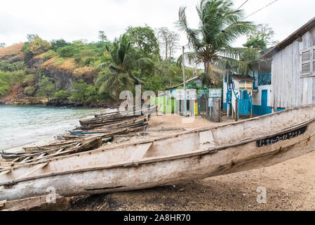 Sao Tome, Dugouts am Strand im Fischerdorf, typische Häuser Stockfoto