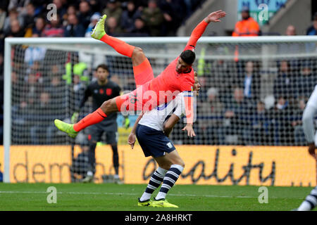 Die Huddersfield Town Christopher Schindler und Preston North End von Jayden Stockley Herausforderung während der Sky Bet Meisterschaft Spiel im Deepdale, Preston. Stockfoto