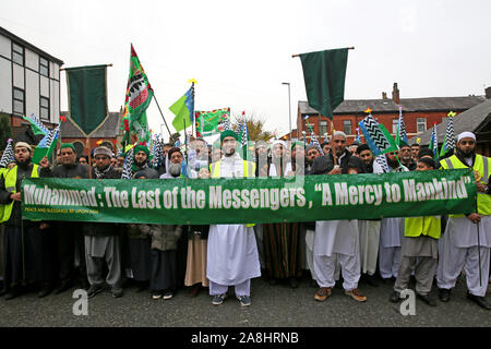 Rochdale, Großbritannien. 9. November 2019. Hunderttausende gehen auf die Straße in einer Prozession zum Mawlid al-Nabi, die Einhaltung der Geburtstag des Islamischen Propheten Mohammed. Die Prozession vorbei Obwohl die Deeplish und Milchstein, bevor Sie die Stadt erreichen. Rosen wurden im Zentrum der Stadt an Passanten Käufer übergeben sowohl Malid zu feiern und in Erinnerung an diejenigen, die ihr Leben in Kriegen gab. Rochdale, Lancashire, UK. Quelle: Barbara Koch/Alamy Live News Credit: Barbara Koch/Alamy leben Nachrichten Stockfoto