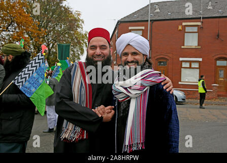 Rochdale, Großbritannien. 9. November 2019. Hunderttausende gehen auf die Straße in einer Prozession zum Mawlid al-Nabi, die Einhaltung der Geburtstag des Islamischen Propheten Mohammed. Die Prozession vorbei Obwohl die Deeplish und Milchstein, bevor Sie die Stadt erreichen. Rosen wurden im Zentrum der Stadt an Passanten Käufer übergeben sowohl Malid zu feiern und in Erinnerung an diejenigen, die ihr Leben in Kriegen gab. Rochdale, Lancashire, UK. Quelle: Barbara Koch/Alamy Live News Credit: Barbara Koch/Alamy leben Nachrichten Stockfoto