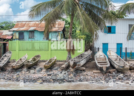 Sao Tome, Dugouts am Strand im Fischerdorf, typische Häuser Stockfoto