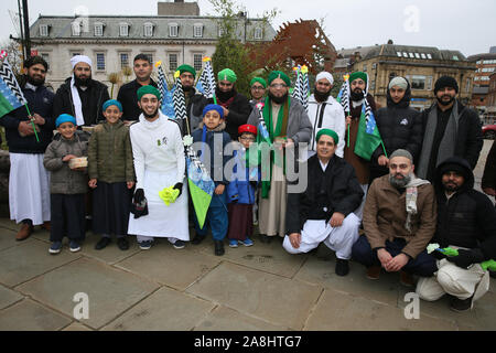 Rochdale, Großbritannien. 9. November 2019. Hunderttausende gehen auf die Straße in einer Prozession zum Mawlid al-Nabi, die Einhaltung der Geburtstag des Islamischen Propheten Mohammed. Die Prozession vorbei Obwohl die Deeplish und Milchstein, bevor Sie die Stadt erreichen. Rosen wurden im Zentrum der Stadt an Passanten Käufer übergeben sowohl Malid zu feiern und in Erinnerung an diejenigen, die ihr Leben in Kriegen gab. Rochdale, Lancashire, UK. Quelle: Barbara Koch/Alamy leben Nachrichten Stockfoto