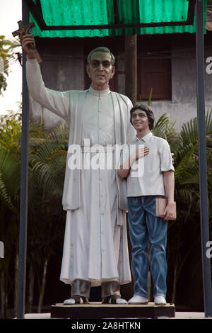 Denkmal der kroatischen Jesuitenmissionar Ante Gabric vor der Katholischen Kirche in Kumrokhali, West Bengal, Indien Stockfoto