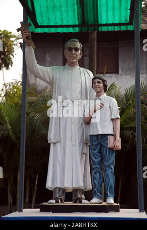 Denkmal der kroatischen Jesuitenmissionar Ante Gabric vor der Katholischen Kirche in Kumrokhali, West Bengal, Indien Stockfoto