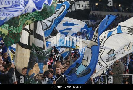 München, Deutschland. 09 Nov, 2019. Gelsenkirchen, Deutschland. 09 Nov, 2019. firo: 09.11.2019, Fußball, Fussball: 1. Bundesliga: FC Schalke 04 - Fortuna Düsseldorf, Düsseldorf Fans, FAhnen, Einleger | Verwendung der weltweiten Kredit: dpa/Alamy leben Nachrichten Stockfoto