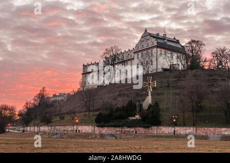 Collegium Gostomianum Schule in Sandomierz am Abend. Stockfoto