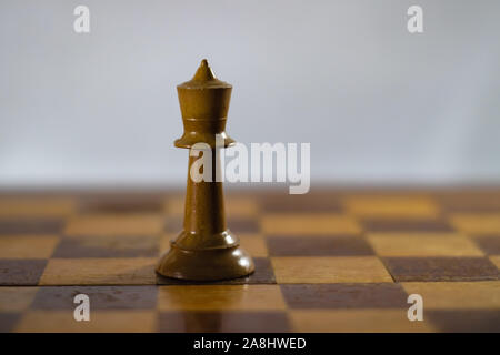 Weiße Dame Schachfigur auf einem Schachbrett. Stockfoto