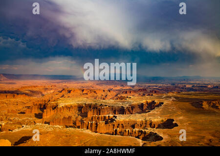 Gewitterwolken über dem Monument Basin, Grandview Point, Canyonlands National Park, Utah. Colorado River Canyons, Insel im Himmel Stockfoto