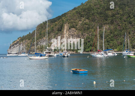 Guadeloupe, schöne Seescape der Inseln von Saintes, typische Häuser und Segelboote im Jachthafen Stockfoto