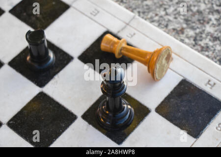 Weiße König gefallen. Schachmatt. Niederlage in einem strategischen Spiel von Schach. Stockfoto