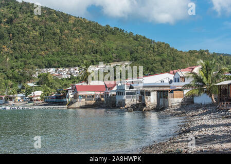 Guadeloupe, schöne Seescape der Inseln von Saintes, typische Häuser und Segelboote im Jachthafen Stockfoto