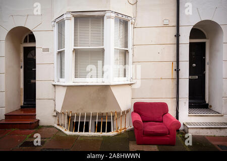 Red Chair auf der Straße Stockfoto