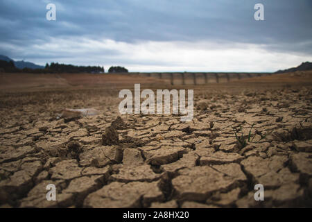Wüste mit großen Risse durch eine schwere Dürre verursacht. Die globale Erwärmung folgen. Stockfoto