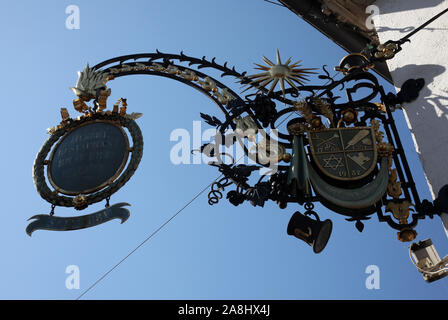 Alte Zeichen für ein Restaurant in der Altstadt von Miltenberg in Miltenberg, Deutschland Stockfoto