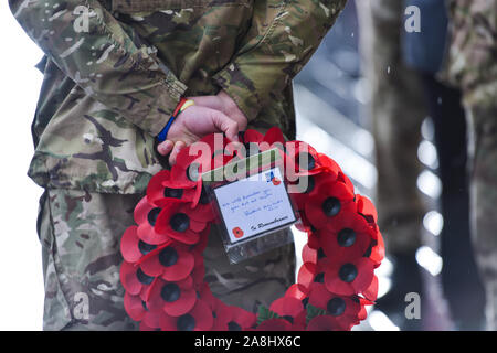 Mitglied der Streitkräfte Holding einen Kranz am Kriegerdenkmal in der 100-jährigen Gedenkens paradeAlbion Square, Hanley verlegt werden Stockfoto