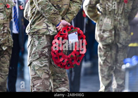 Mitglied der Streitkräfte Holding einen Kranz am Kriegerdenkmal in der 100-jährigen Gedenkens paradeAlbion Square, Hanley verlegt werden Stockfoto