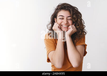 Angebot attraktive weibliche Mädchen aufgeregt Mitschüler eingeladen Prom lächelt glücklich Traum ständigen leidenschaftlich schließen Augen freudig berührt Stockfoto