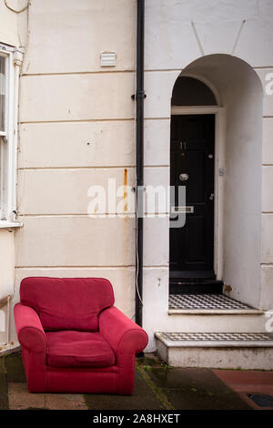 Red Chair auf brighton Street Stockfoto