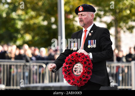 Mitglied der Streitkräfte Holding einen Kranz am Kriegerdenkmal in der 100-jährigen Gedenkens paradeAlbion Square, Hanley verlegt werden Stockfoto