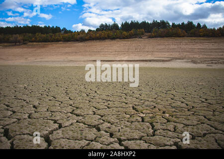 Wüste mit großen Risse durch eine schwere Dürre verursacht. Die globale Erwärmung folgen. Stockfoto