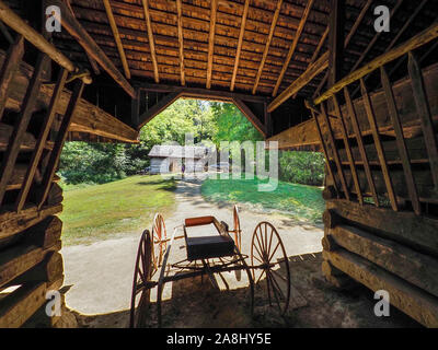 Freitragende Scheune am Tipton Haus in Cades Cove in der Great Smoky Mountains National Park in Tennessee in den Vereinigten Staaten Stockfoto