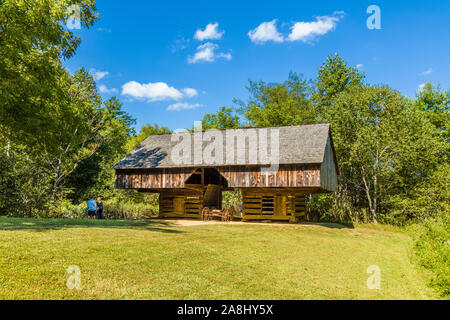 Freitragende Scheune am Tipton Haus in Cades Cove in der Great Smoky Mountains National Park in Tennessee in den Vereinigten Staaten Stockfoto