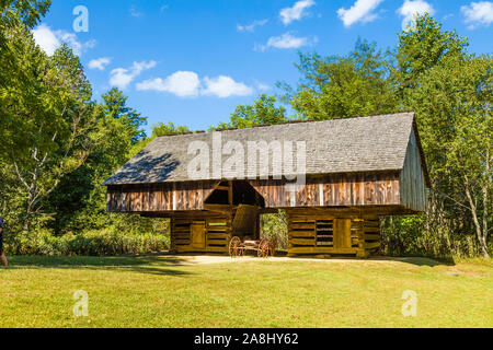 Freitragende Scheune am Tipton Haus in Cades Cove in der Great Smoky Mountains National Park in Tennessee in den Vereinigten Staaten Stockfoto