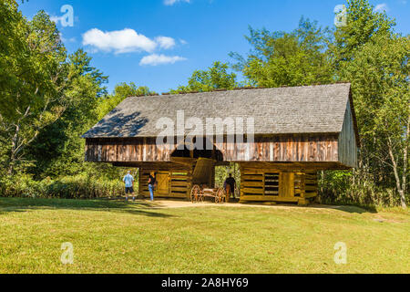 Freitragende Scheune am Tipton Haus in Cades Cove in der Great Smoky Mountains National Park in Tennessee in den Vereinigten Staaten Stockfoto