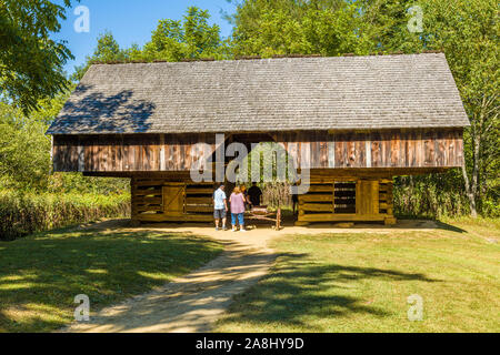 Freitragende Scheune am Tipton Haus in Cades Cove in der Great Smoky Mountains National Park in Tennessee in den Vereinigten Staaten Stockfoto