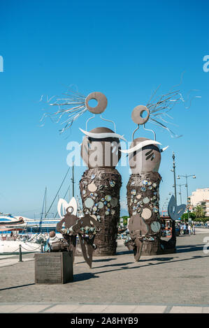 Cambrils, Spanien 11 08 2013: das Denkmal für die Gefallenen Matrosen befindet sich am Strand, im Hafen von Cambrils. Denkmal für die Opfer von 1911, weiß Stockfoto