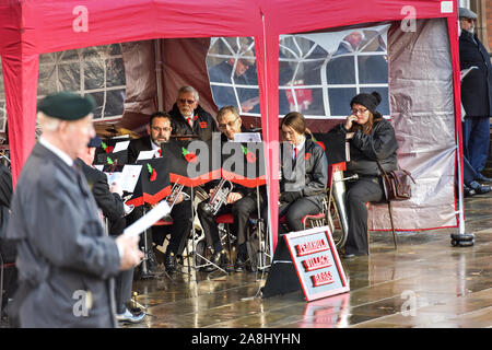 Penkull village Brass Band spielen in der 100-jährigen Gedenkens Parade, Service in Albion Square, Hanley Stockfoto