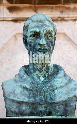 PRCANJ, MONTENEGRO - Juni 08: Statue von Andrija Kacic Miosic infront Die katholische Kirche der Geburt der Jungfrau Maria, am Juni 08, 2012, in Prcanj Stockfoto