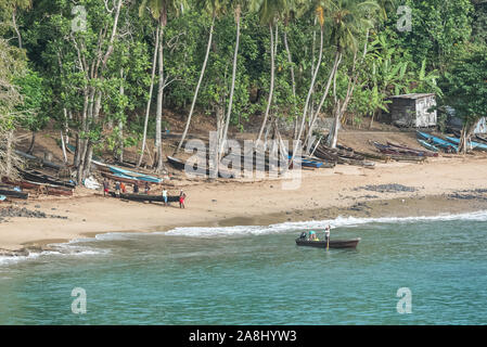 Sao Tome, Dugouts am Strand im Fischerdorf, typische Häuser Stockfoto