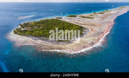 Segeln mit Katamaran im Tuamotu-archipel Französisch-polynesien - Luftbild der Lagune von drohne Stockfoto