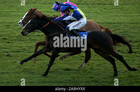 Untersucherbias geritten von Jockey Harry Cobden pips beträchtliche Sam geritten von Jockey Nick Scholfield die Jaytrack Mitarbeiter Tag Intermediate Open National Hunt flach Rennen in Donington Pferderennbahn zu gewinnen. Stockfoto