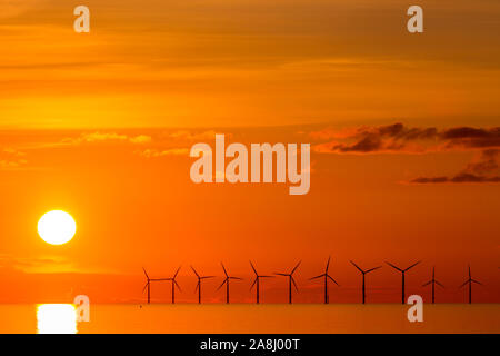 Sonnenuntergang über dem Gwynt y Mor windfarm von Rhyl an der Küste von Nordwales Stockfoto