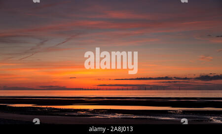 Sonnenuntergang über dem Gwynt y Mor windfarm von Rhyl an der Küste von Nordwales Stockfoto
