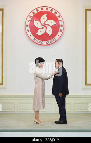 Hong Kong. 9 Nov, 2019. Chief Executive von China's Hong Kong Special Administrative Region (HKSAR) Carrie Lam (L) stellt die Grand Bauhinia Medaille zu Yu Kwok-chun, ein Unternehmer, der sich der Förderung der Entwicklung in Hongkong widmet, an der 2019 Ehrungen und Auszeichnungen Siegerehrung in South China Hong Kong, November 9, 2019. Quelle: Xinhua/Alamy leben Nachrichten Stockfoto